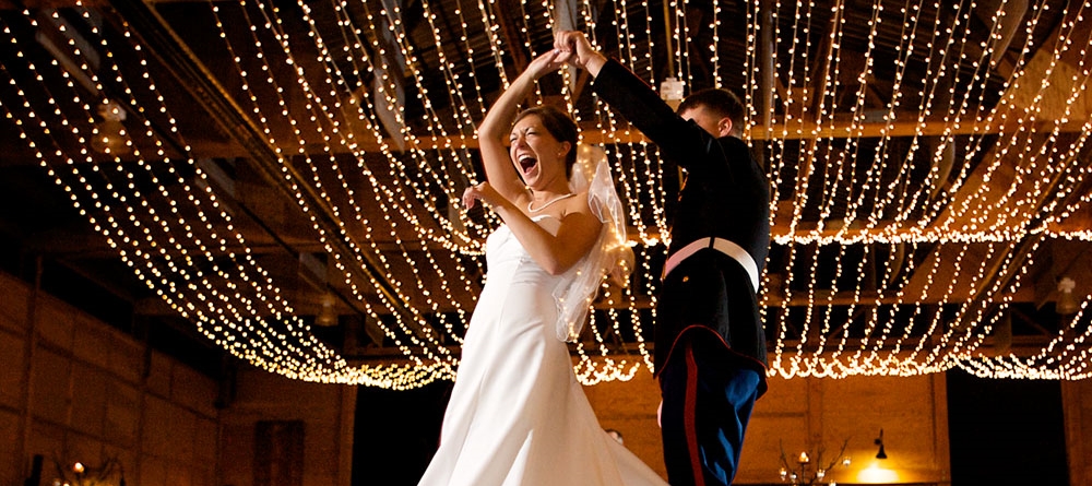 Песни под танцы на свадьбу. Свадебный танец молодоженов. Первый танец. Свадебный вальс фото. Первый танец красивый.