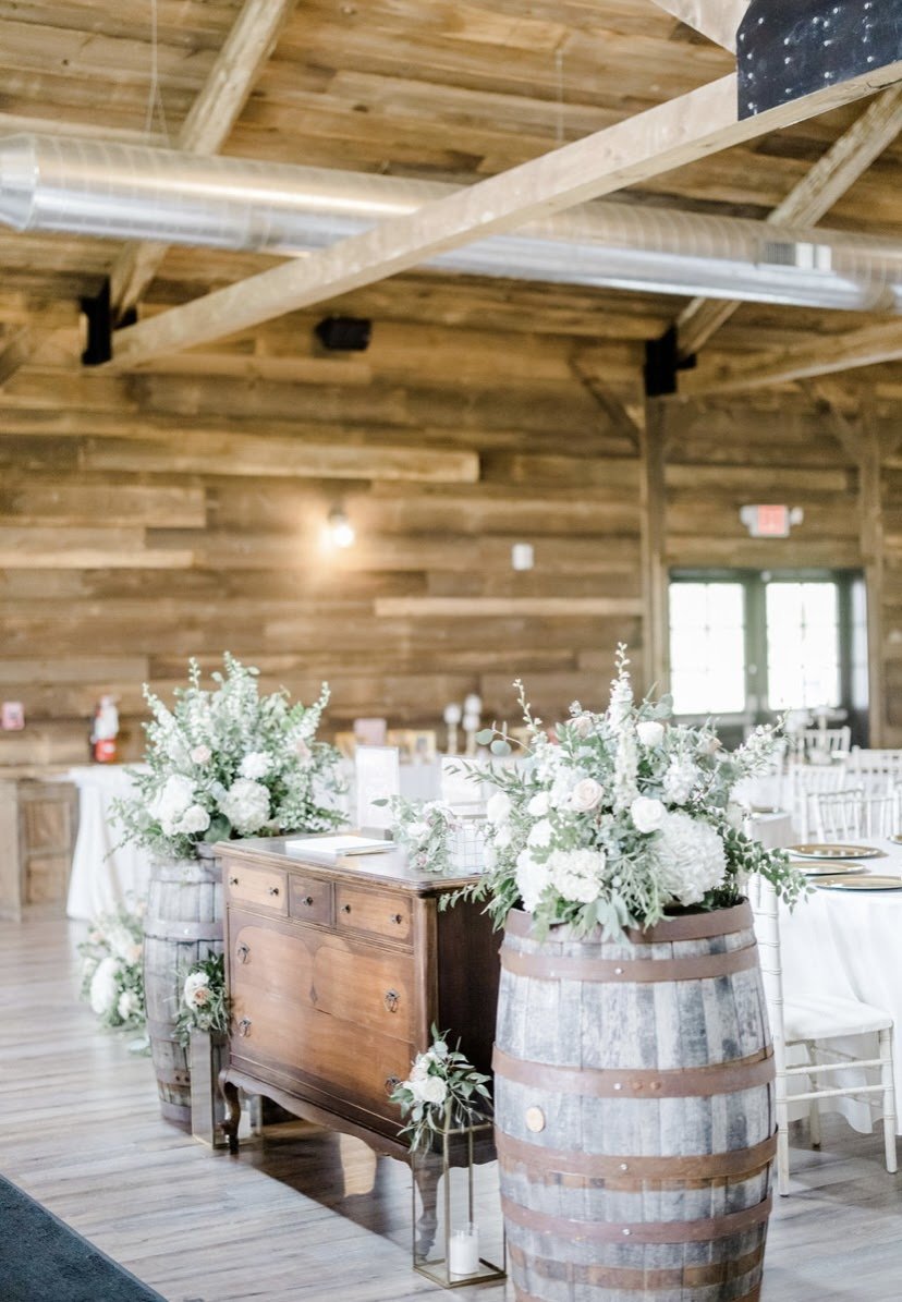 white-blush-flowers-barn-wedding.PNG