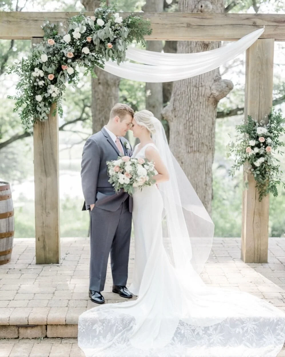 I love this outdoor space, tucked away deep in the woods, for this sweet moment. Such a nice addition to the @fieldsreserve property.