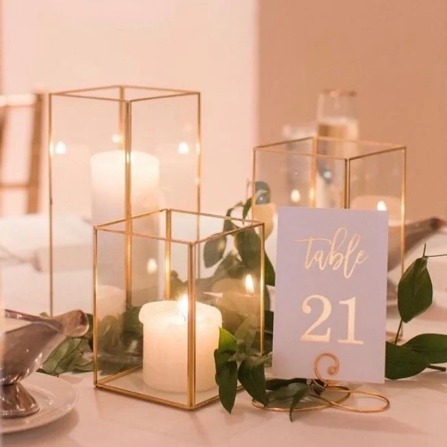 Candlelight can bring so much warmth to any reception space. And these gold rimmed square candleholders add a little extra flare 😊