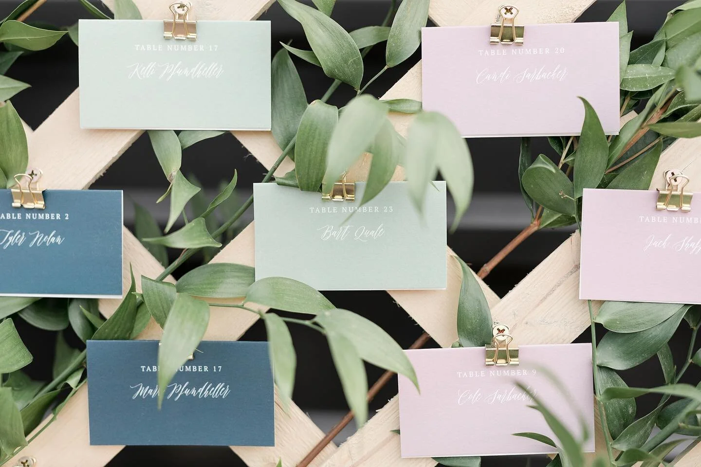 Loved this guest card trellis with some greenery woven in.