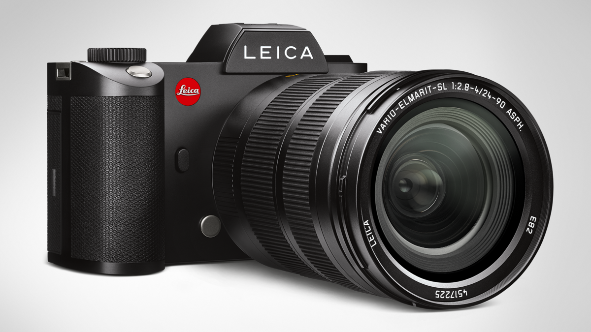 Leica SL with Vario-Elmarit 24-90/2.8-4.0 front view