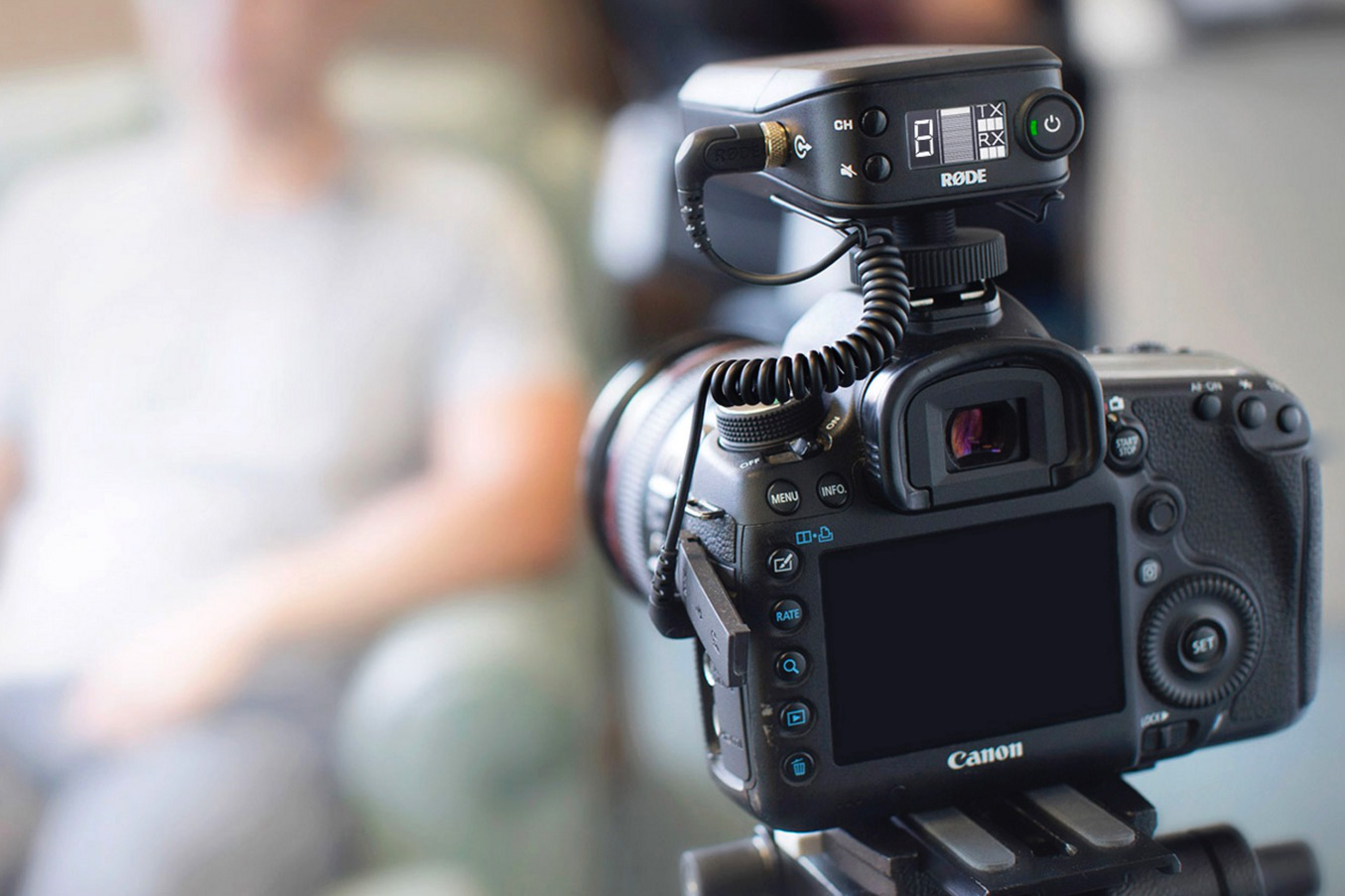 The RØDELink Receiver mounted on a DSLR and connected to the microphone input