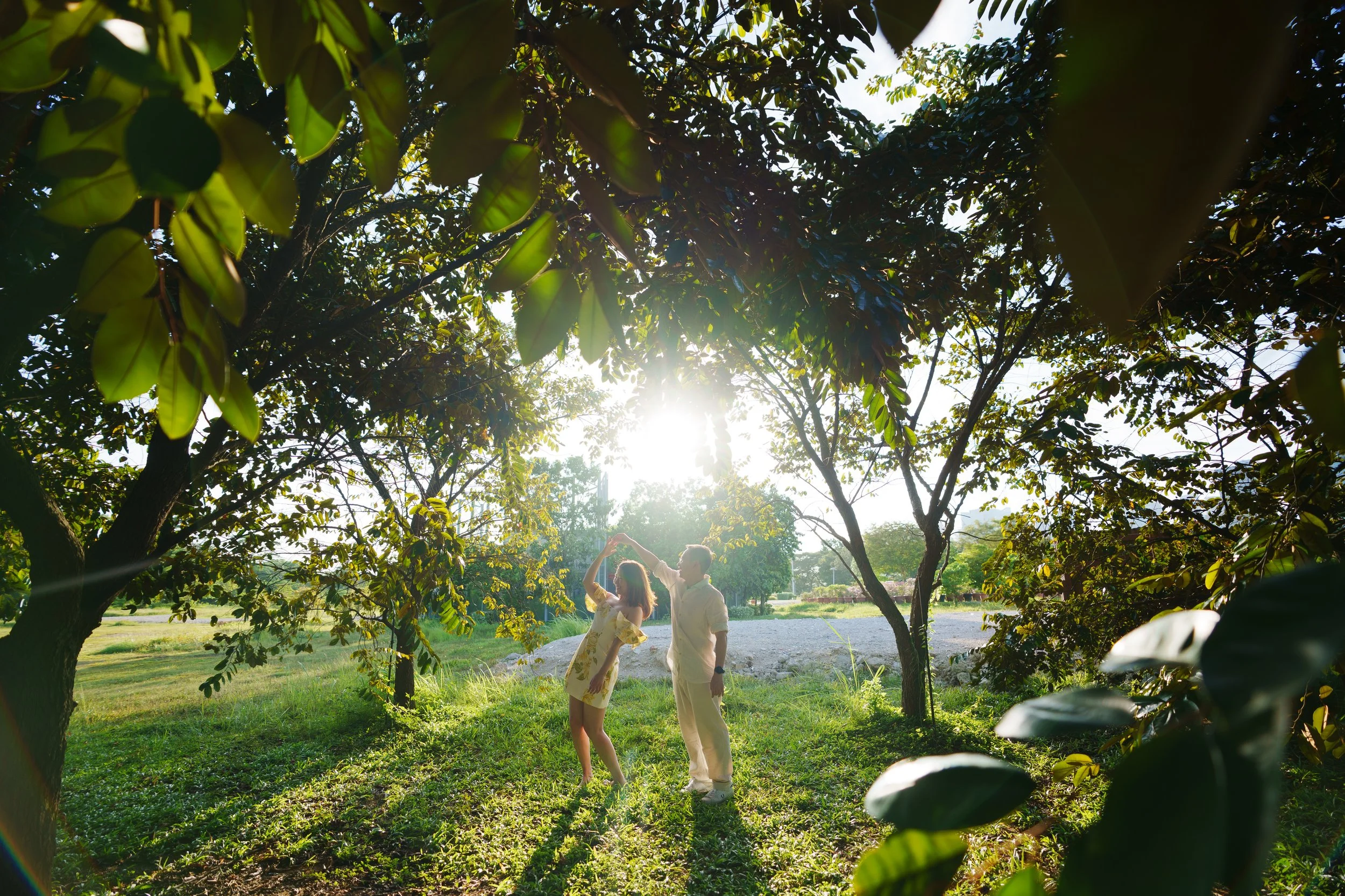 Couple shoot near marina barrage in singapore