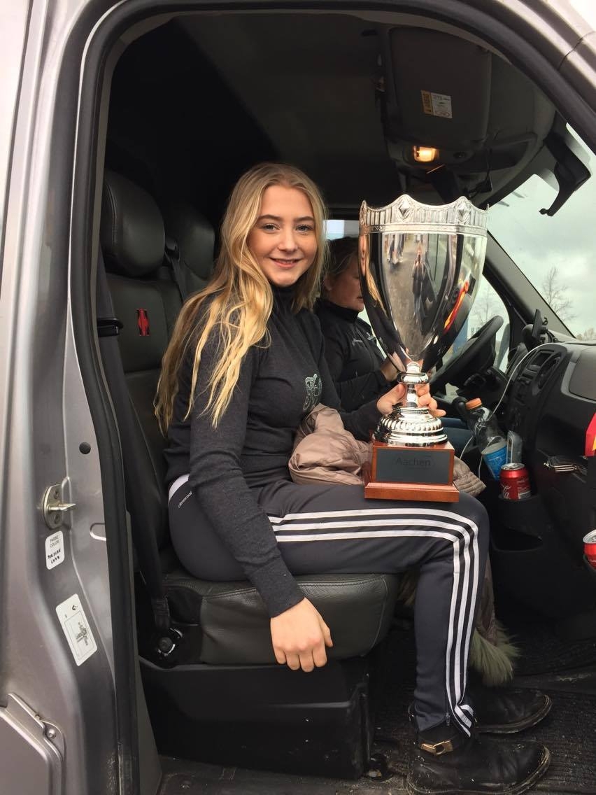 Karoline Rohmann med den velfortjente "Junior Champion" pokal