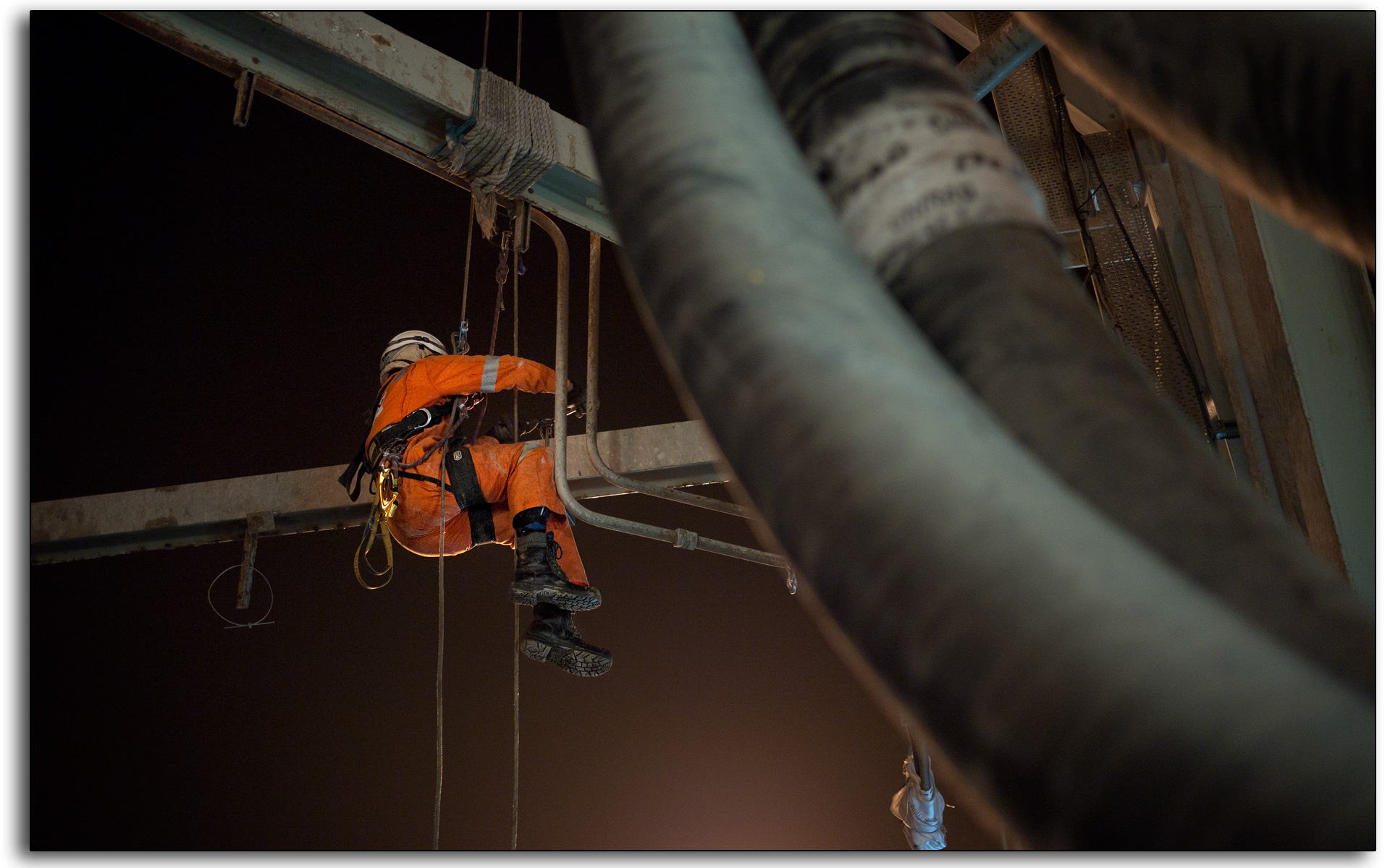 07 Robert Rab Hamilton working at height night shift Chirag BP platform Caspian sea offshore.jpg