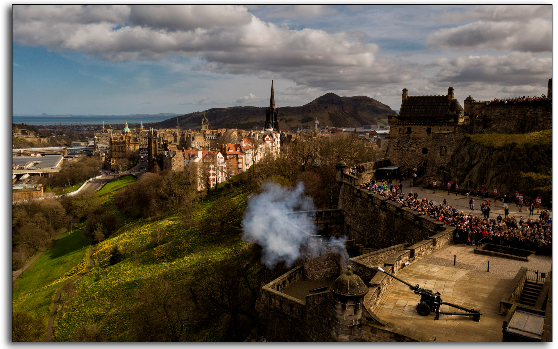 Edinburgh Castle, one o'clock, gun, artillary, royal, millitary, 1pm, cannon, live fire, firing, time keeping, lee ramsden.jpg