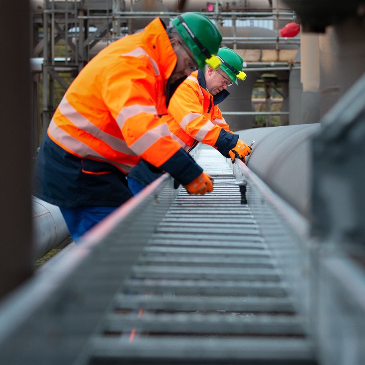 📷 the lads getting their graft on 🛠💪 Installation of cable containment on an onshore oil and gas processing and offloading terminal. 
.
.
- Link in the description to sign up to my news letter, for more images, photography tutorials and informatio