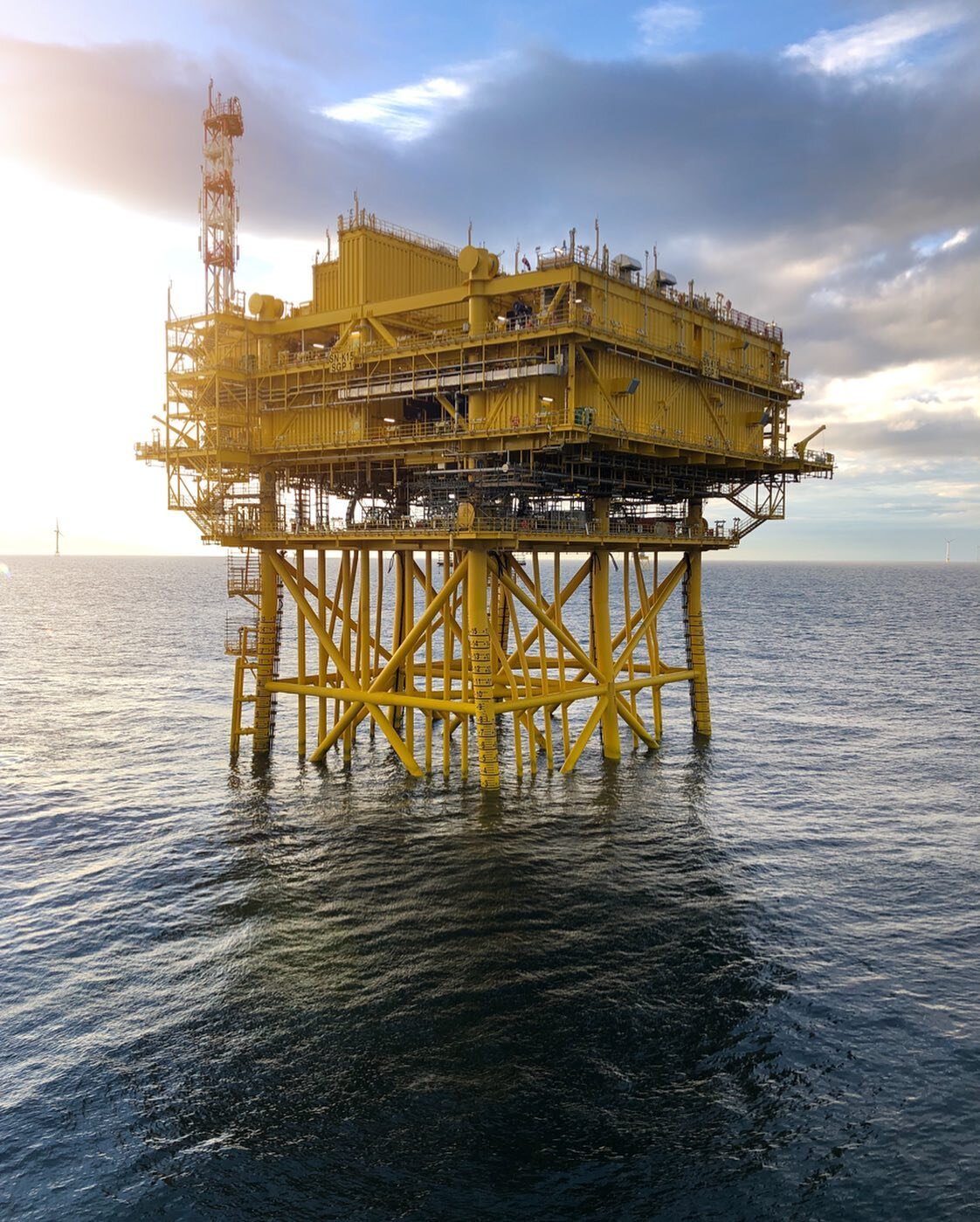 📱 An offshore substation, central part of Scotland&rsquo;s largest wind farm. 
.
.
.
.
.
#substation #engineering #Construction  #engineer #hse #healthandsafety #documentary #photooftheday #potd #windindustry #safety #travel #offshoresubstation #ren