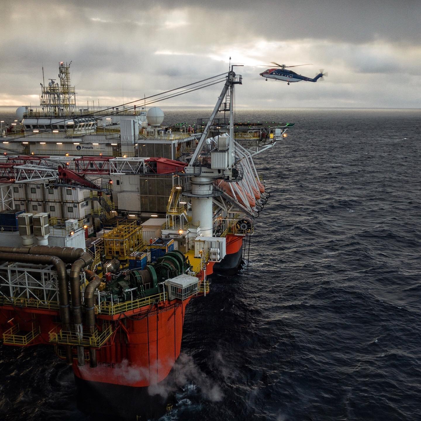 🚁 @sierramikefly coming into land.
Nothing is a greater sight than the iron bird after weeks at sea. 
.
.
- Link in the description to sign up to my news letter, for more images, photography tutorials and information. 
.
.for photos and videos from 