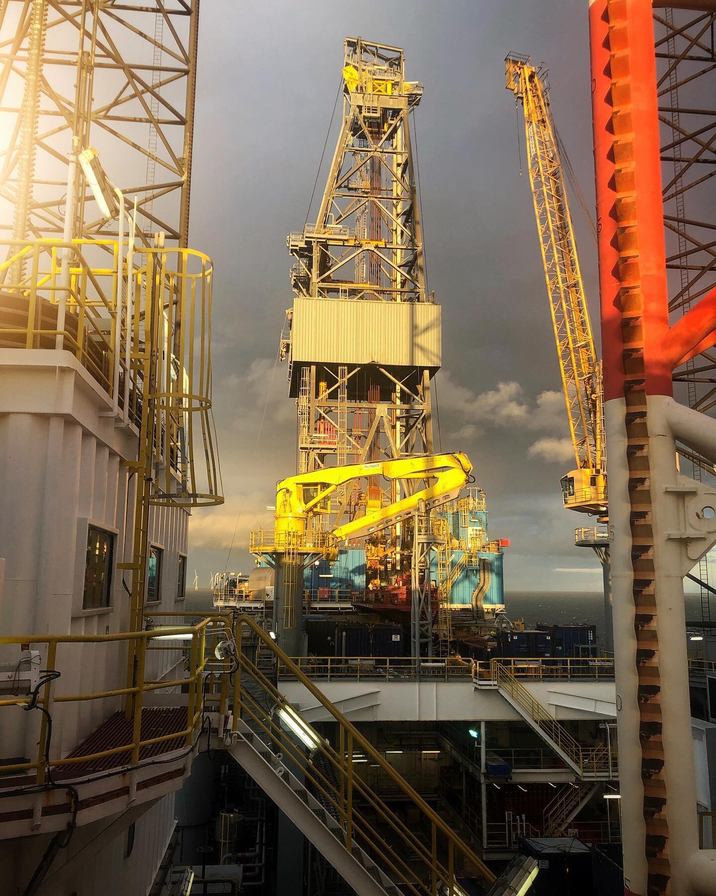 📷 Centre frame is a drilling Derrick, the money maker on a drilling asset. 
This one  is 170ft high, with a hook load capacity of 2,000,000lbs. (900Te approx.)
.
Did you know - The name Derrick comes from Thomas Derrick who was an English executione