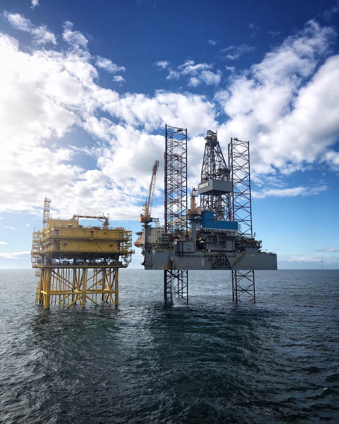 📷 An accommodation jack up, with a MASSIVE drill on the back deck 😎. The grey jack up asset, houses 120 people, who all have an individual key role in building Scotlands largest offshore wind farm. 
.
Once complete the 114 wind turbines will provid