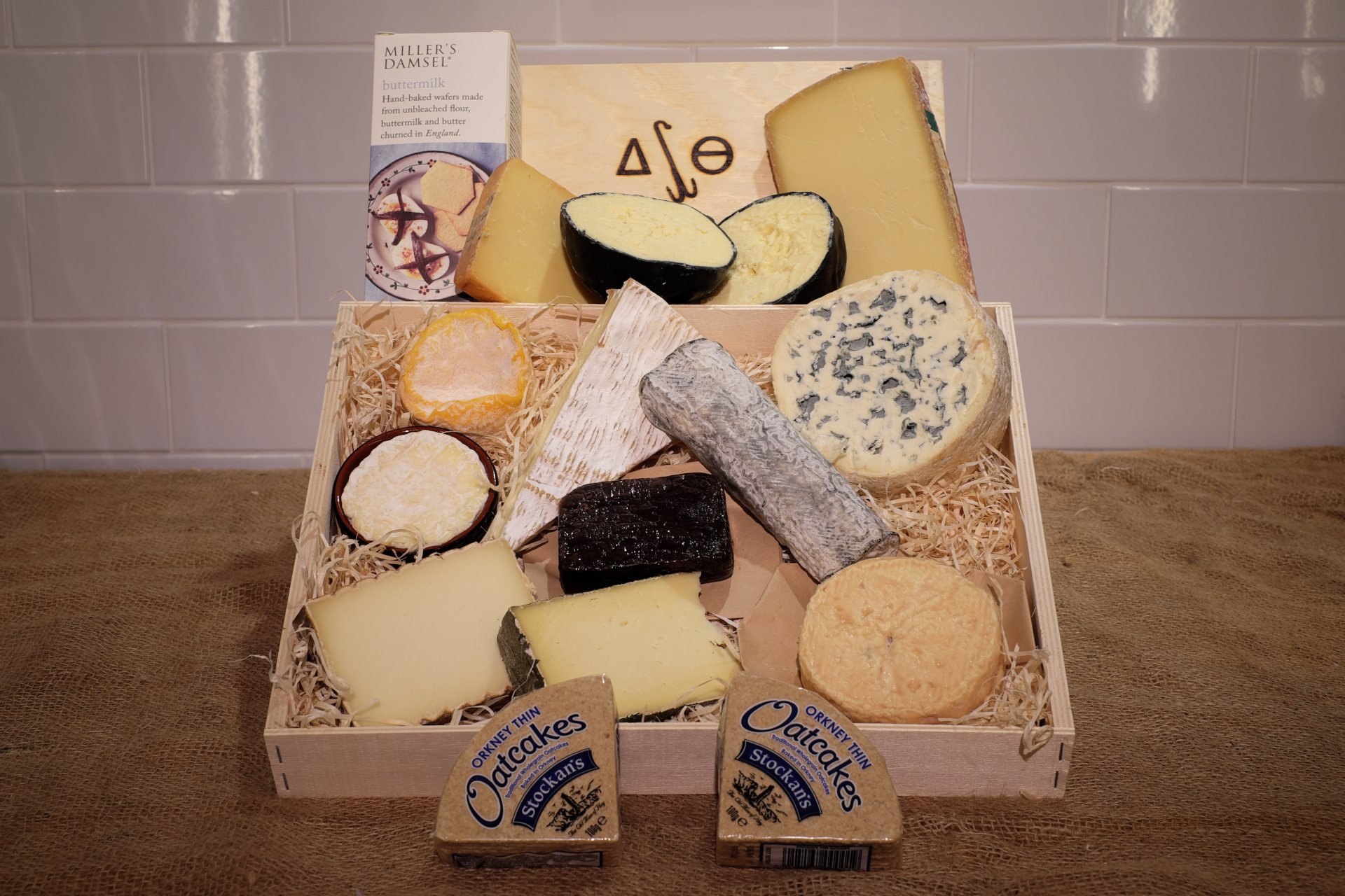luxury_cheese_fesating_hamper.jpg