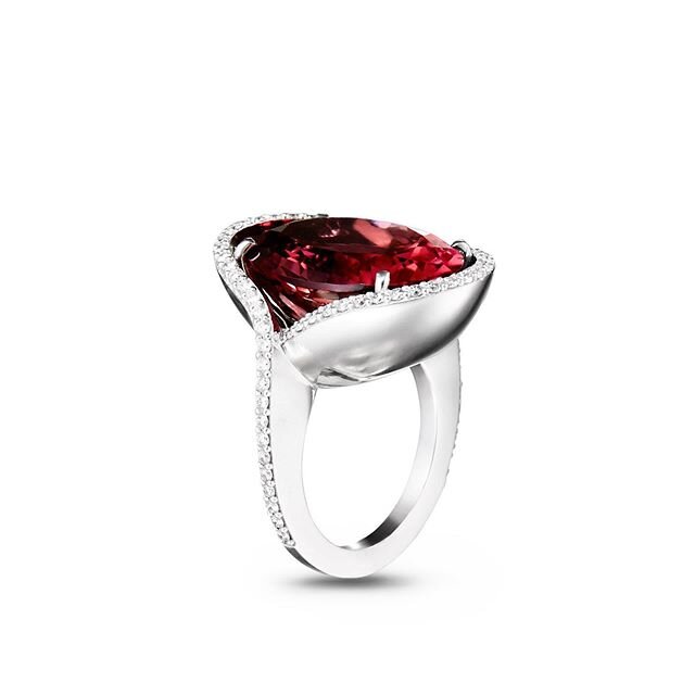 'A 18 kt White Gold Signature Diamond Line &lsquo;Curve&rsquo;Ring set with an Oval Red Tourmaline of 18.03 cts and Round Brilliant Cut Diamonds @ 0.70 cts' . As featured in previous post on models hand.
.
#adrianlewisjewellery #bespoke #beautiful #h