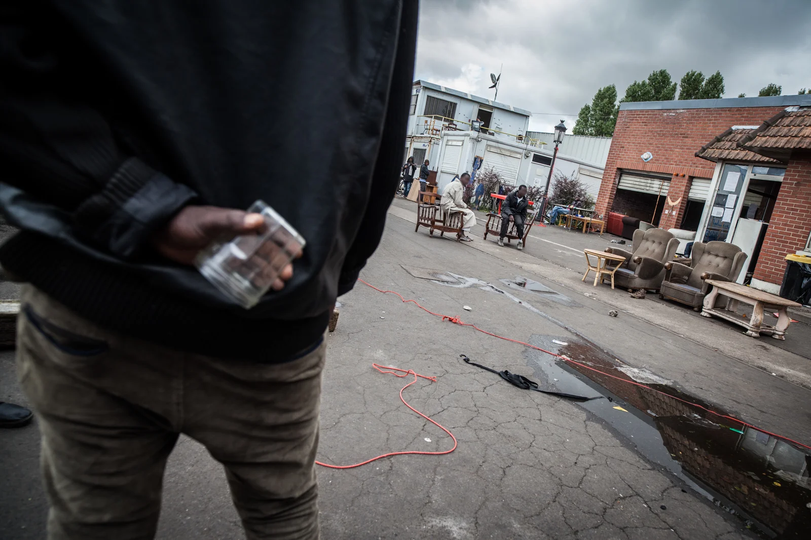 Reportage à Calais en août et septembre 2014 sur la situation des migrants à Calais, alors qu'aucun centre d'accueil n'était construit. Publié dans L'Humanité et La Vie.