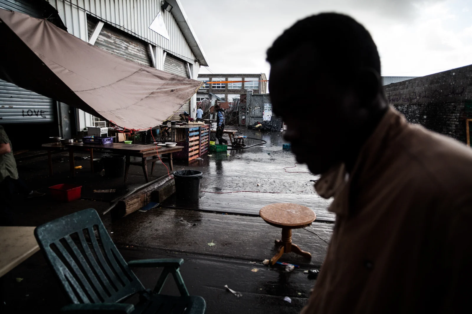 Reportage à Calais en août et septembre 2014 sur la situation des migrants à Calais, alors qu'aucun centre d'accueil n'était construit. Publié dans L'Humanité et La Vie.