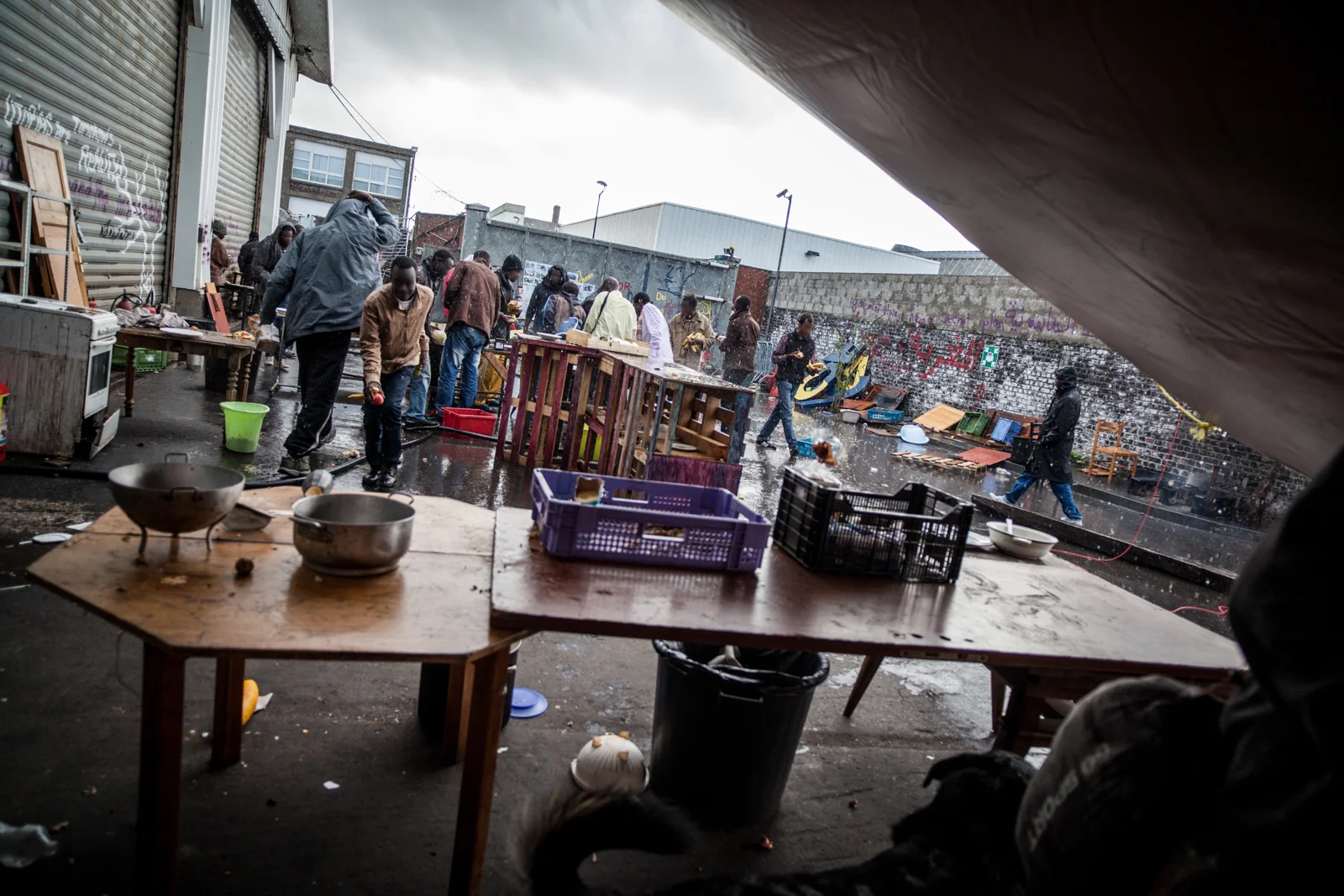 Reportage à Calais en août et septembre 2014 sur la situation des migrants à Calais, alors qu'aucun centre d'accueil n'était construit. Publié dans L'Humanité et La Vie.