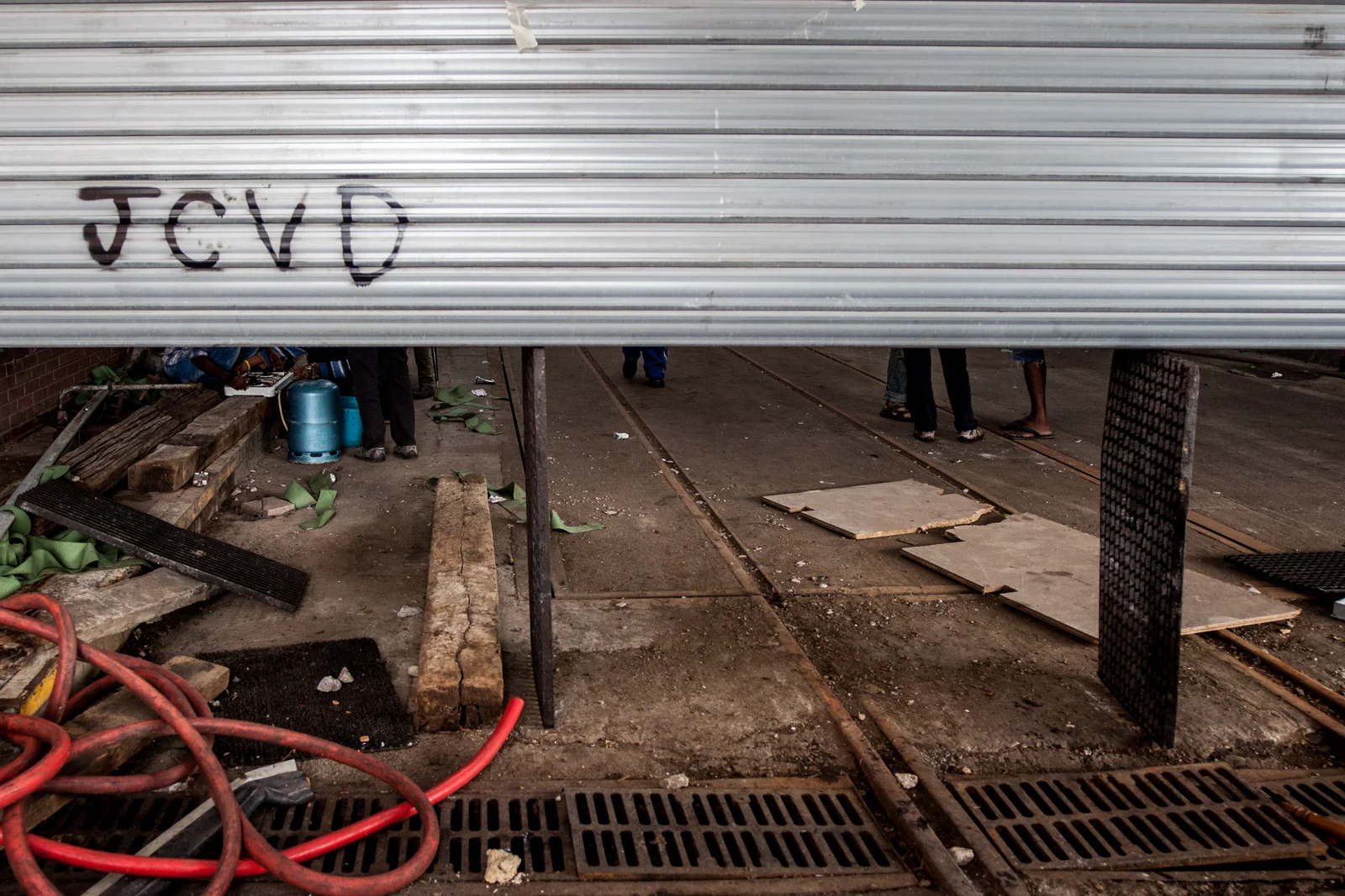 Reportage à Calais en août et septembre 2014 sur la situation des migrants à Calais, alors qu'aucun centre d'accueil n'était construit. Publié dans L'Humanité et La Vie.