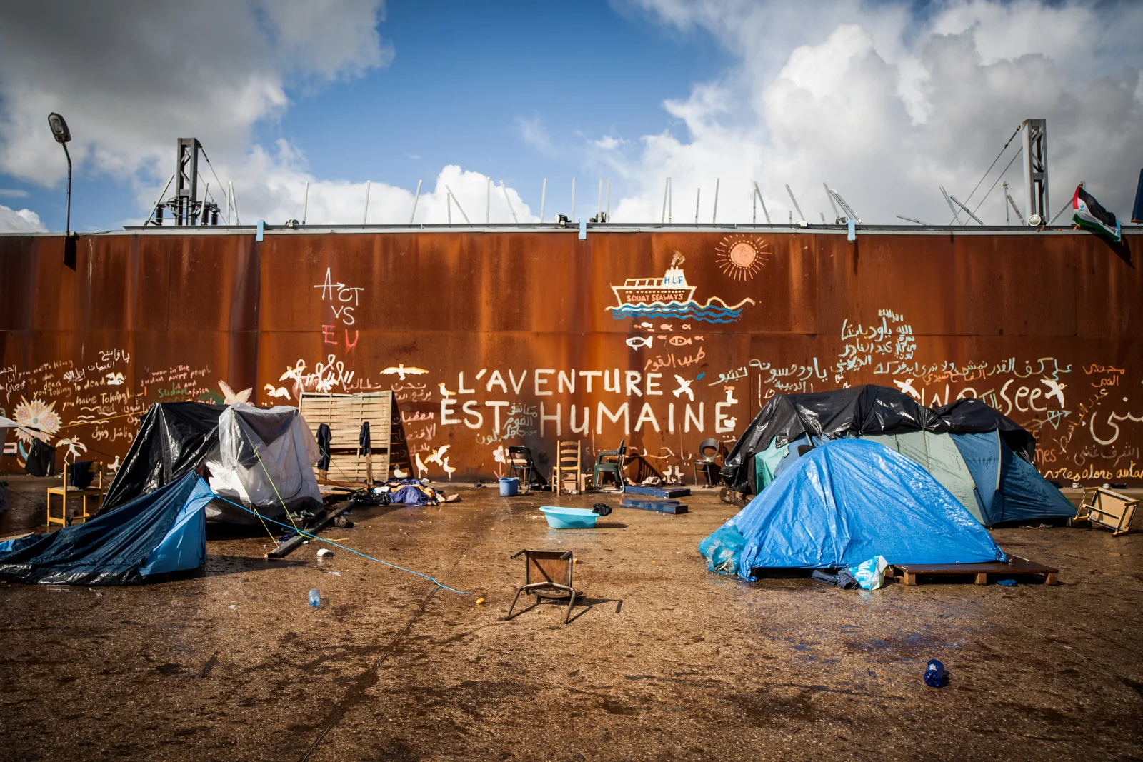 Reportage à Calais en août et septembre 2014 sur la situation des migrants à Calais, alors qu'aucun centre d'accueil n'était construit. Publié dans L'Humanité et La Vie.