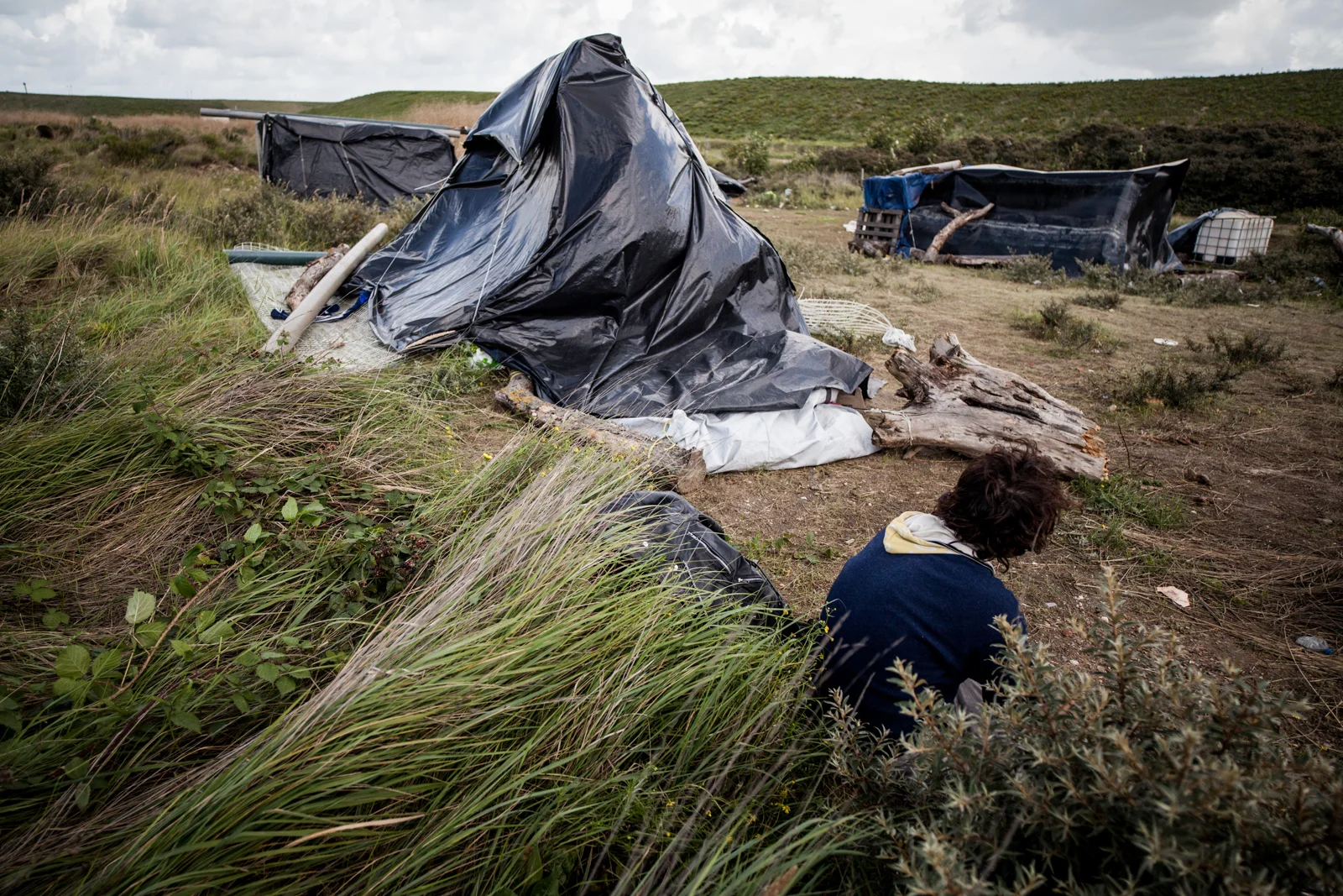 Reportage à Calais en août et septembre 2014 sur la situation des migrants à Calais, alors qu'aucun centre d'accueil n'était construit. Publié dans L'Humanité et La Vie.