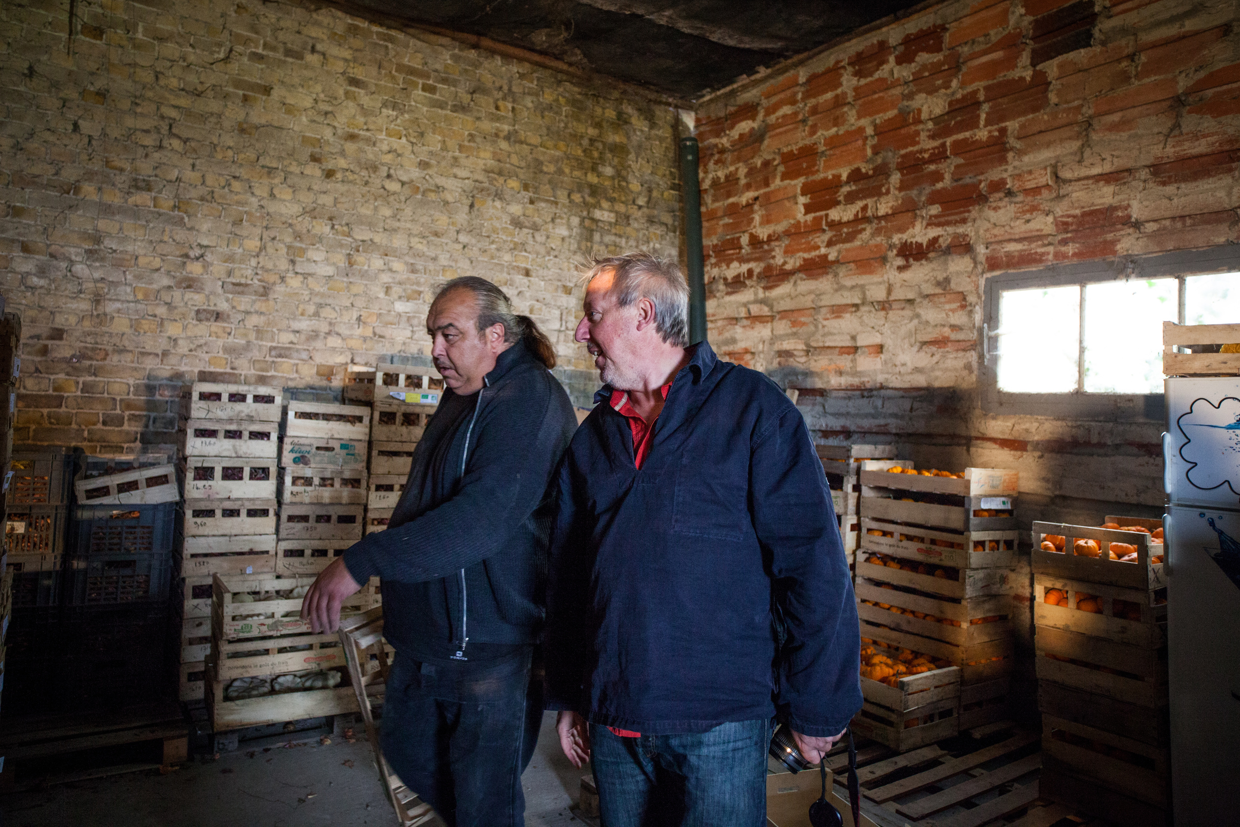  L'écopôle alimentaire basée à Vieille-Eglise dans le Pas-de-Calais propose une agriculture biologique et solidaire. Les fruits et légumes sont produits par des personnes en réinsertion, et des “paniers solidaires” sont distribués aux familles défavo