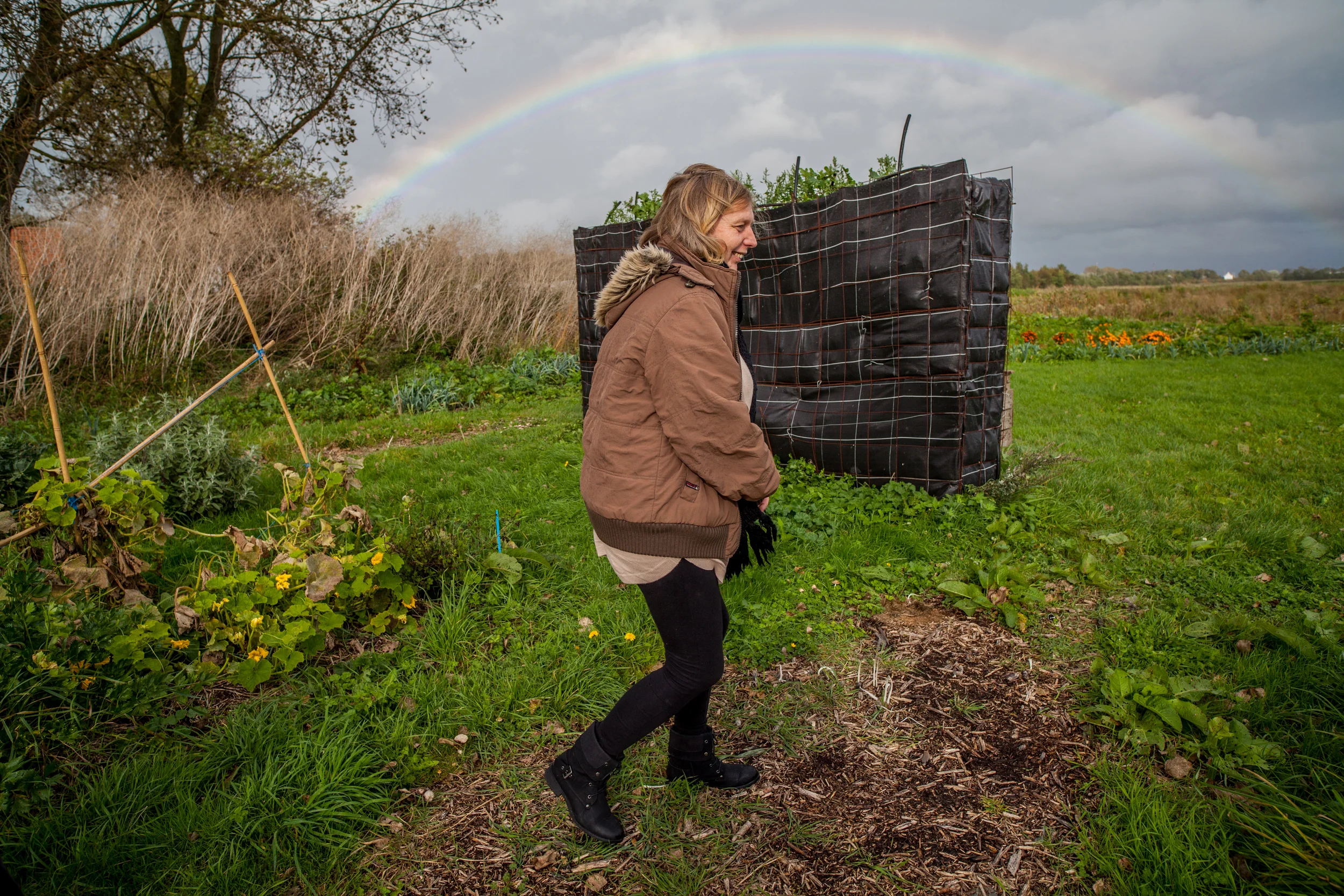 L'écopôle alimentaire basée à Vieille-Eglise dans le Pas-de-Calais propose une agriculture biologique et solidaire. Les fruits et légumes sont produits par des personnes en réinsertion, et des “paniers solidaires” sont distribués aux familles défavorisées.