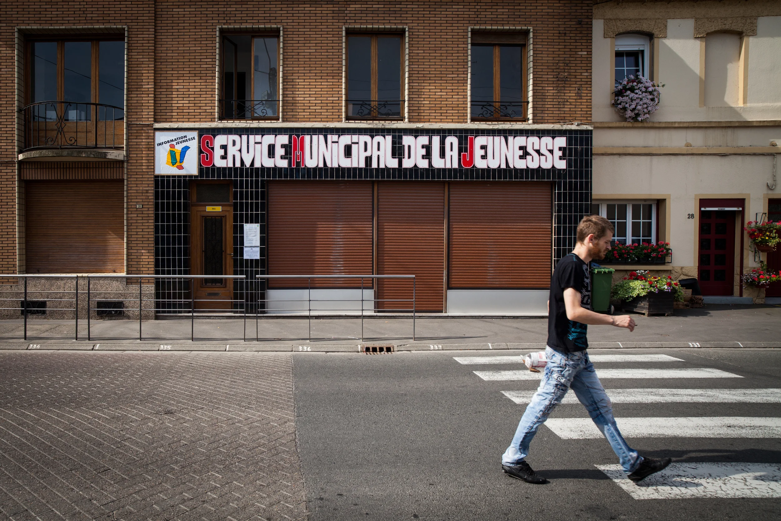 Manifestation devant les services municipaux d'Auby (59). Le maire ainsi que l'équipe municipale se mettent en grève pour protester contre la réforme des collectivités. Publié dans L'Humanité
