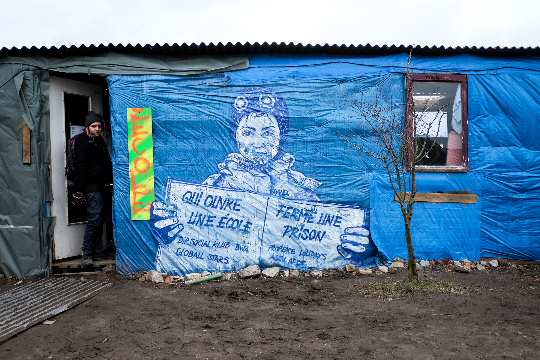  L'école laïque du chemin des dunes est encore debout début mars. Mais dans ces conditions, personne ne sait pour combien de temps. La résignation domine.  L'Humanité - 4.03.16 