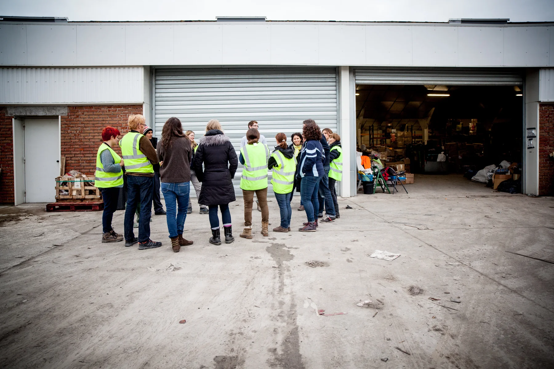 Les locaux qu'utilise l'association "L'Auberge des migrants" sont dispatchés dans la zone industrielle autour de la ville. Ces hangars sont souvent inoccupés. Témoignage Chrétien - 23.10.15