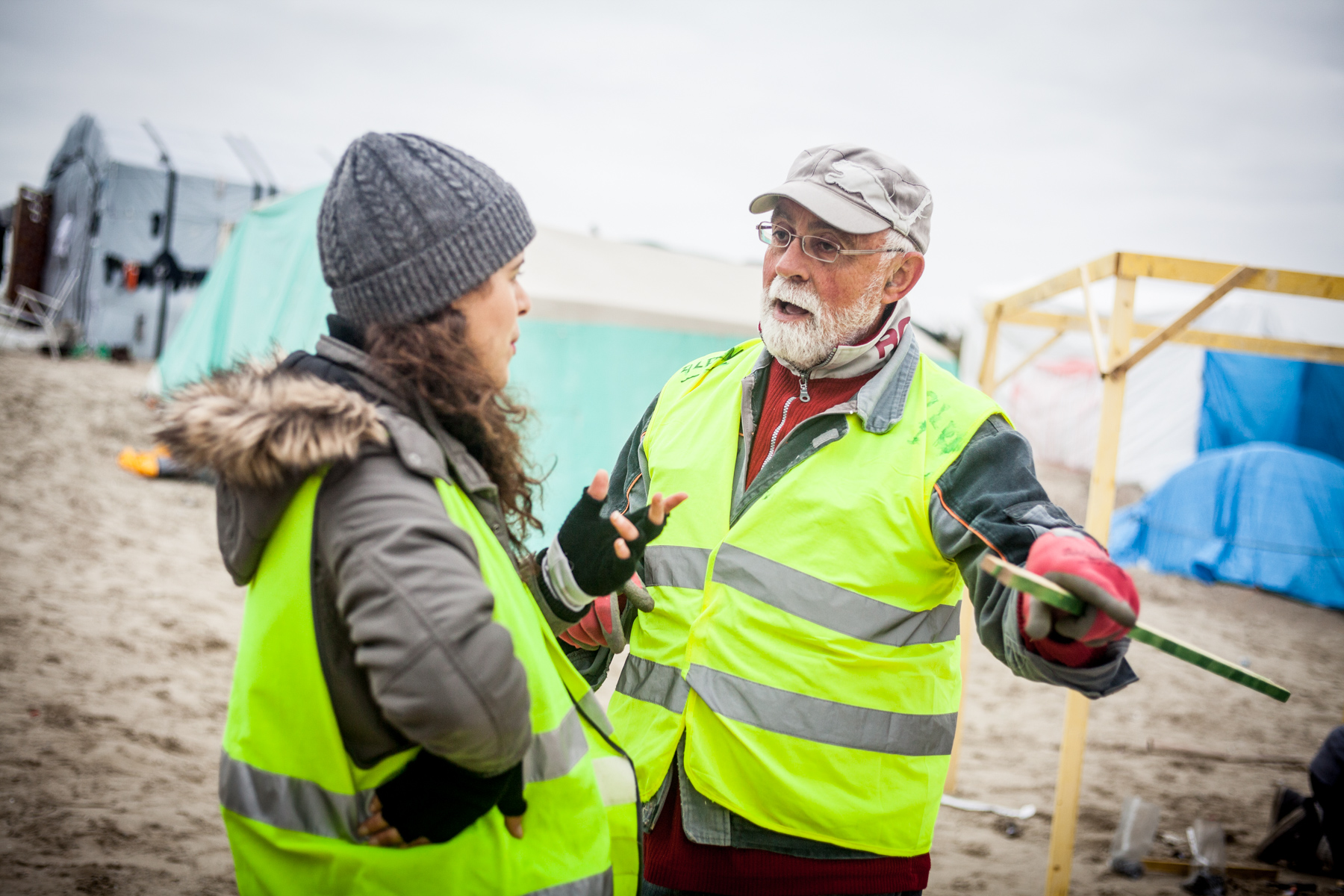  Alain a débarqué de sa Bretagne en septembre. Il ne lésine pas sur les efforts dans la jungle. Les conditions de vie des mirants le révoltent.  Témoignage Chrétien - 23.10.15 