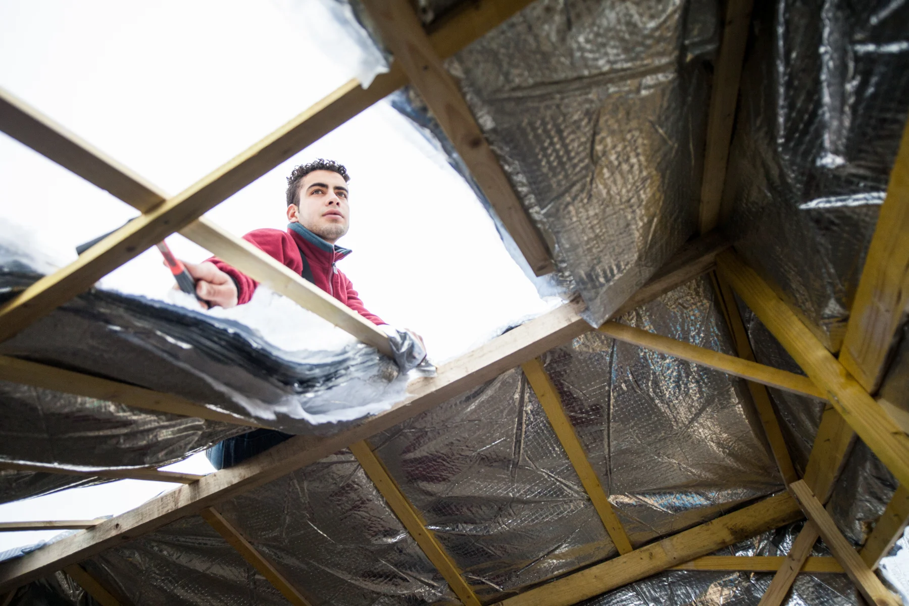 De jeunes égyptiens terminent la construction de leur cabane, avec les membres de "L'Auberge des migrants". L'hiver qui s'annonce rude oblige chacun à s'équiper. Témoignage Chrétien - 23.10.15