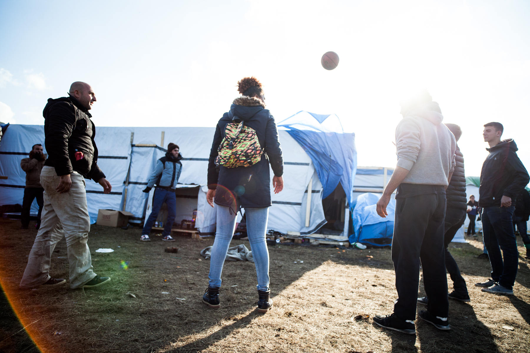  Les temps de jeu permettent de calmer une atmosphère parfois tendue. Ici, de jeunes étudiants belges sont venus deux jours aider les réfugiés.  Le Monde - 13.10.15 