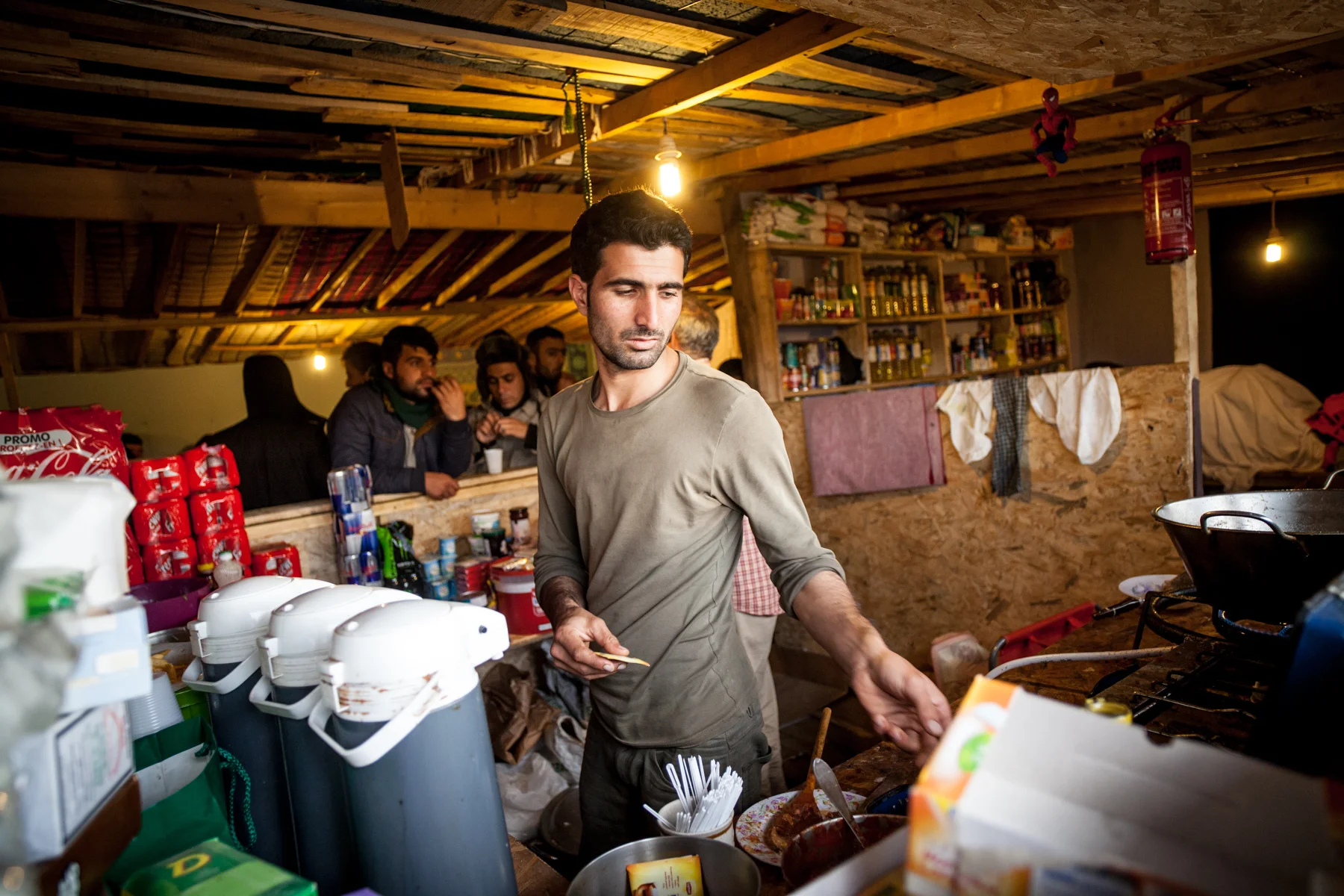 Dans le quartier afghan, certains restaurants affichent déjà une quinzaine de clients faisant la queue à 17h. Des frites, du café, ou des sodas sont vendus. Le Monde - 13.10.15