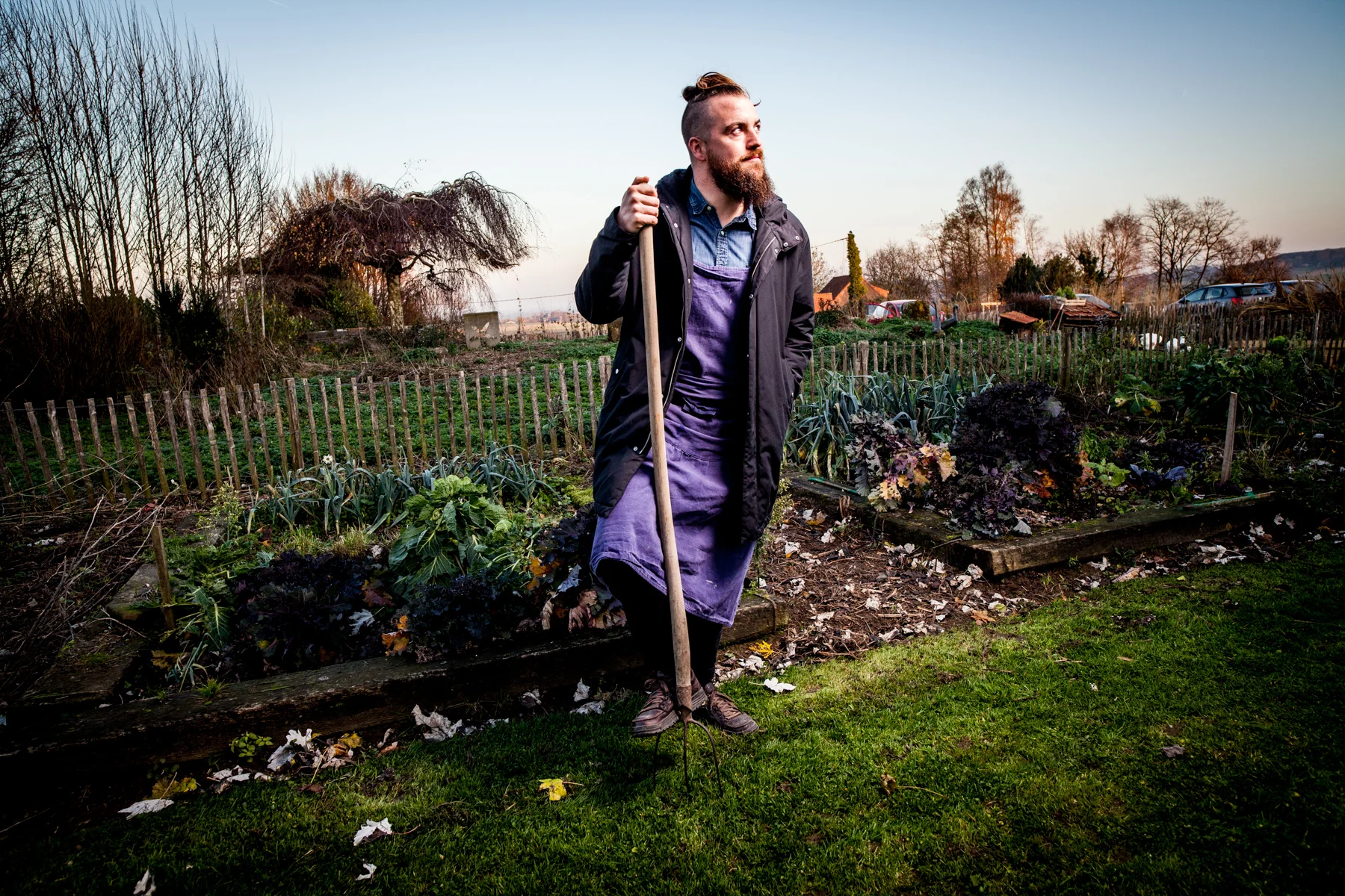 Le chef Florent Ladeyn, devant son potager près de son restaurant "L'Auberge du Vert Mont" à Boeschepe (59). L'ancien finaliste de l'émission Top Chef avait préparé un menu spécial Noël. Publié dans le magazine La Vie