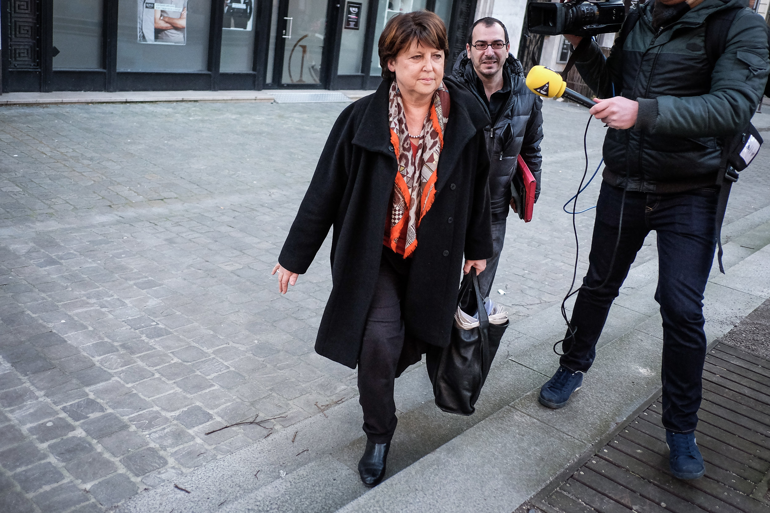  Martine Aubry sort de studios d'RTL à Lille, en février 2016, au lendemain d'une tribune qu'elle a signé dans Le Monde, où elle critique la politique de Manuel Valls, alors premier ministre. Publié dans Le Monde 