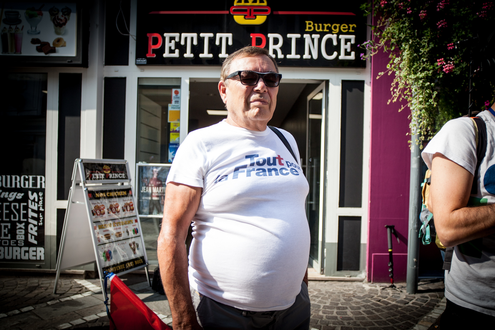  Un militant Les Républicains, devant la librairie qui accueillera Nicolas Sarkozy, à Tourcoing, en septembre 2016. Publié dans Le Monde 