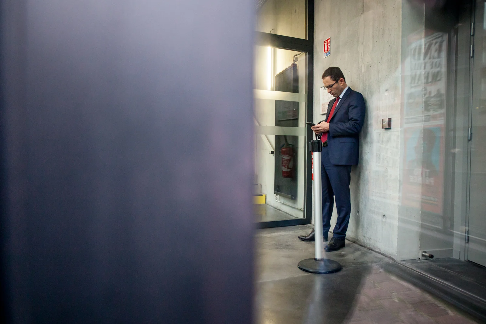 Benoit Hamon, le vainqueur de la primaire de la "Belle Alliance Populaire", s'écarte de la foule pour recevoir un coup de fil, lors d'un déplacement à Lille, en janvier 2017.