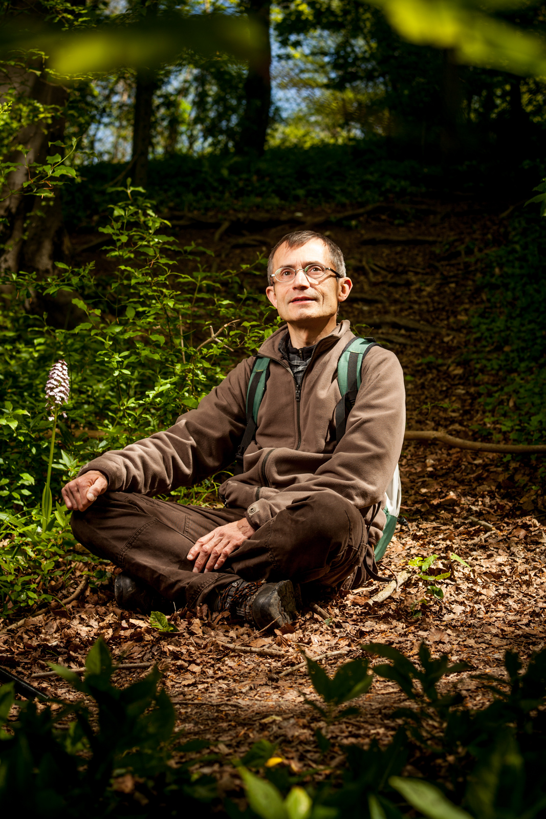 Thierry Bernard, spécialiste de la faune sauvage dans le Pas-de-Calais. Ici, à côté d'une orchidée, nichée près d'un terril.  Portrait réalisé pour le magazine La Vie - mai 2017 