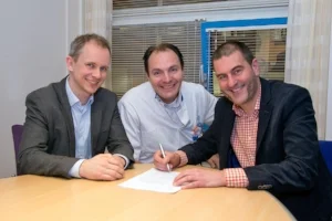 V.l.n.r.: Gauti Reynisson (CEO Mint Solutions), Robin Roelofs (ziekenhuisapotheker Flevoziekenhuis) en Edo Schubert (Lid RvB Flevoziekenhuis)