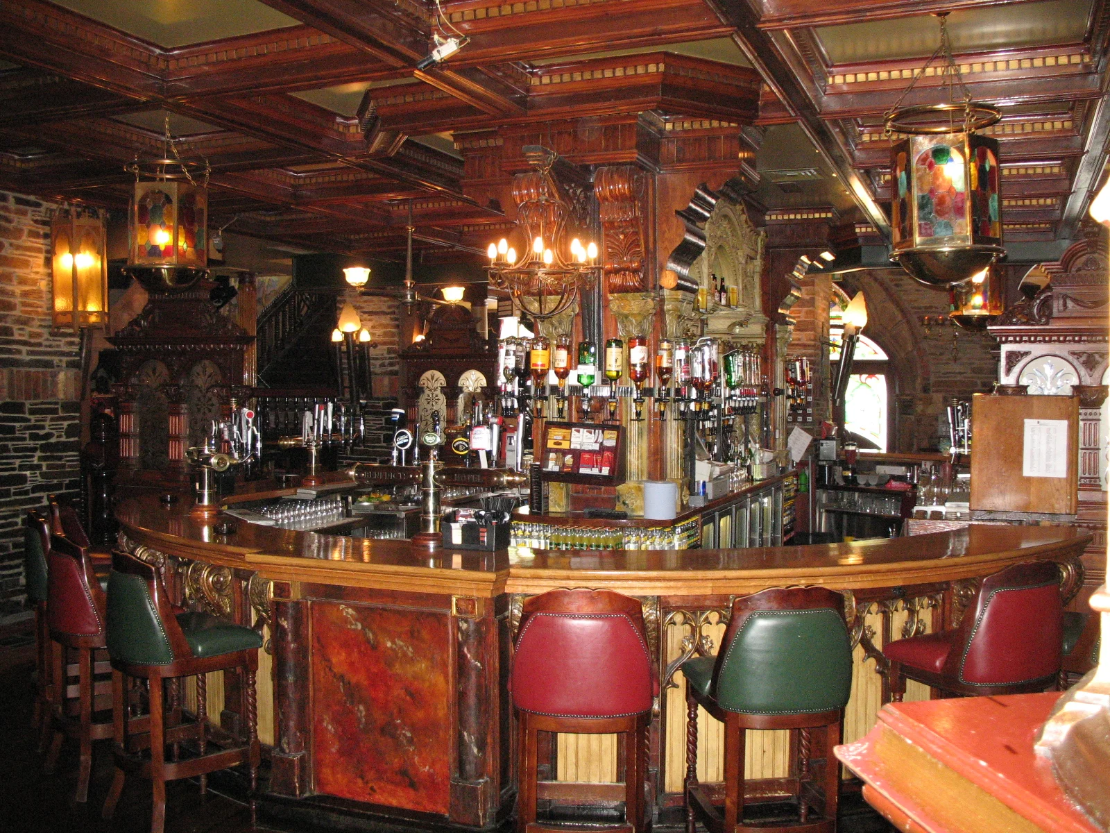 crown-bar-inside-5.jpg