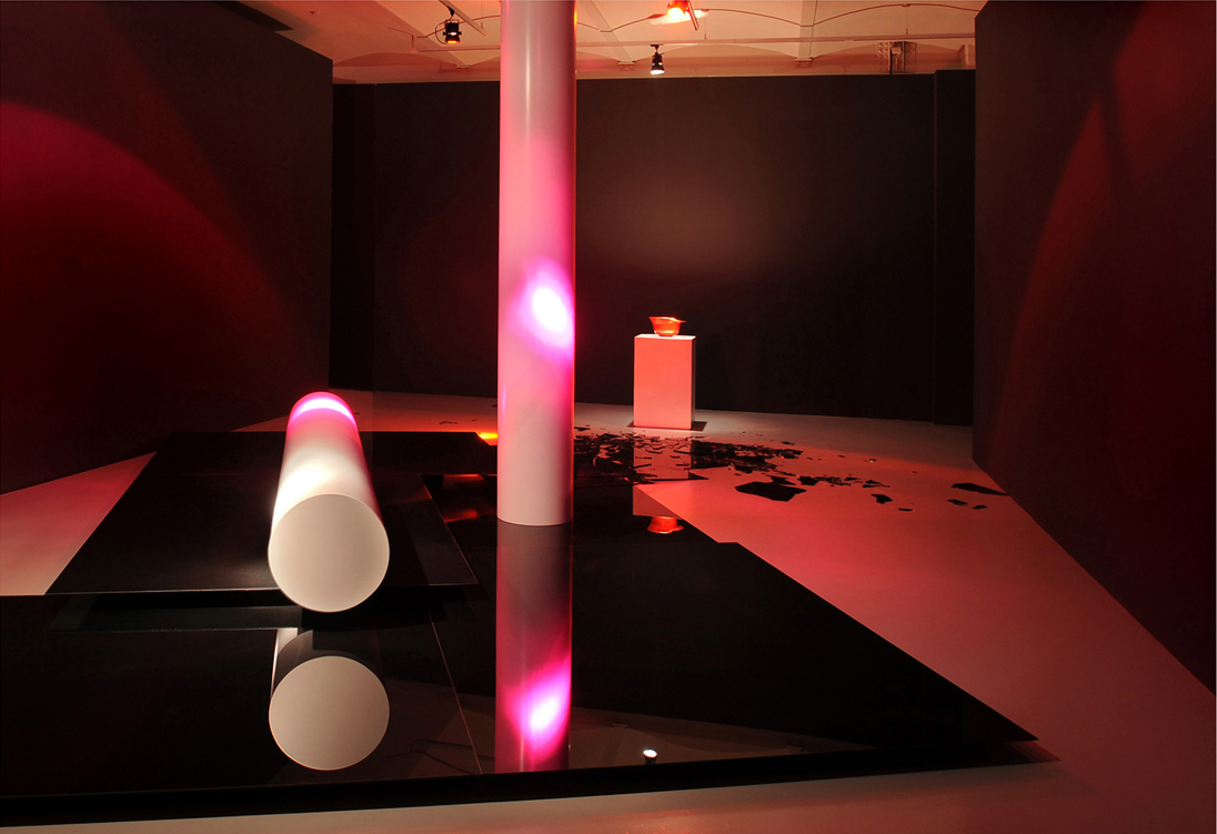 Phantomstudien (2008) Installation Columns made of wood, white glossy paint, black glass, helmet model 1916 dark brown wallpaint Lori Hersberger - Phantomstudien , Galerie Mehdi Chouakri, Berlin, 2008 (Photo by Jan Windszus)