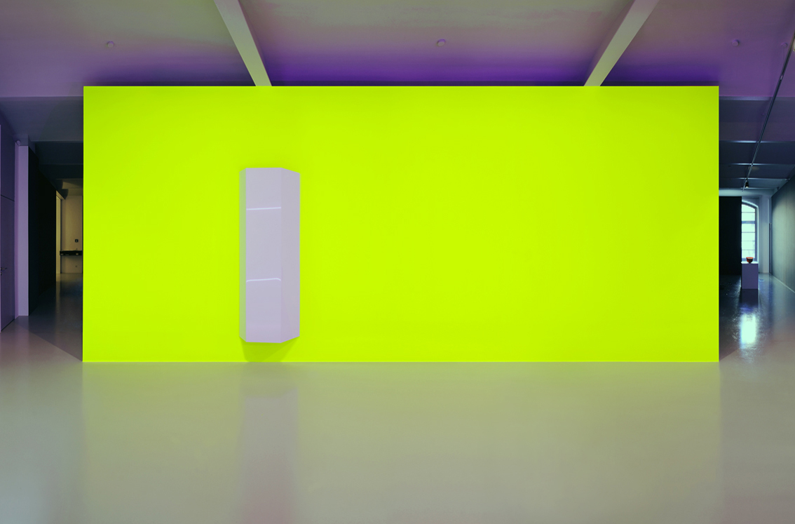 Untitled (2008) Aluminium, glossy polyurethane coating; yellow fluorescent paint Lori Hersberger - Phantomstudien , Galerie Mehdi Chouakri, Berlin, 2008 (Photo by Jan Windszus)