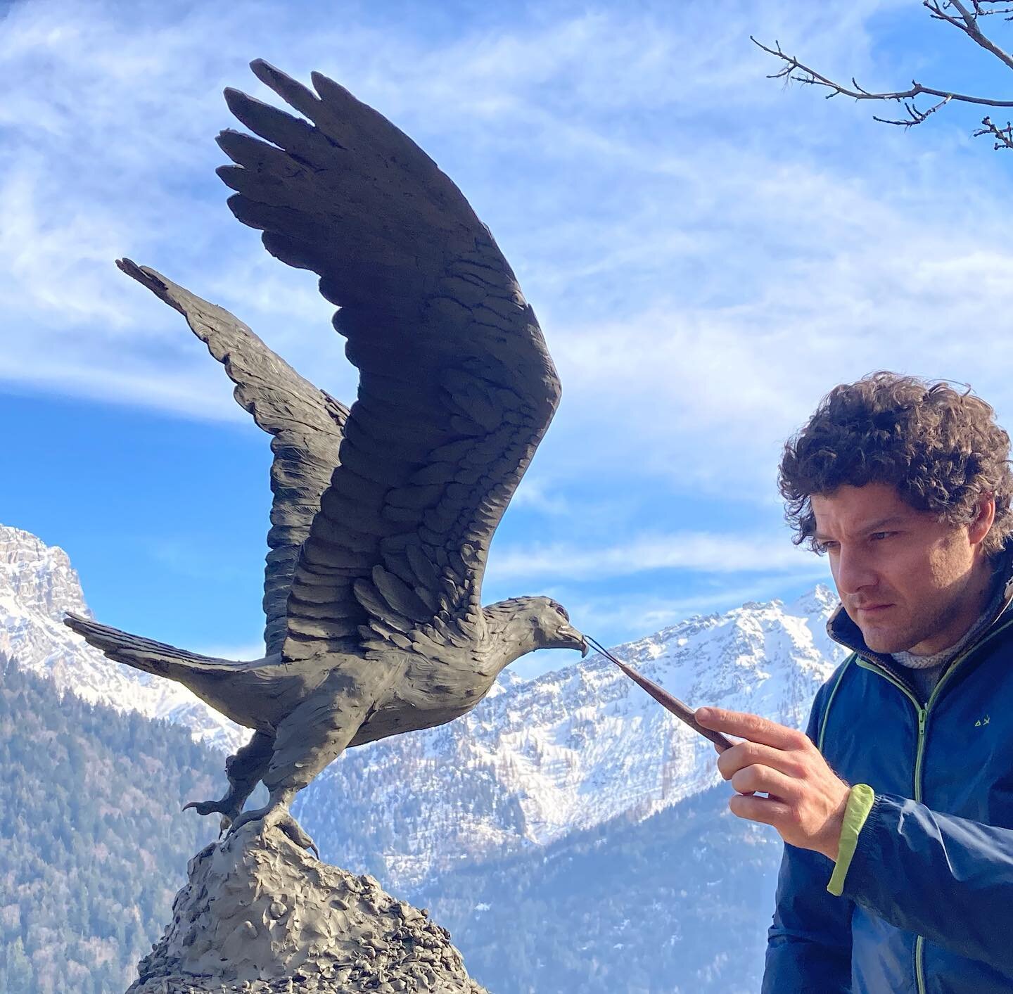 Sculpting surrounded by mountains and nature🏔🌲🦅❄️
.
.
#art #artist #birds #eagle #goldeneagle #aquilareale #sculpture  #wildlifesculpture #bronzesculpture #alpinelife #chalet #luxurydecor #gardendesign #homedesign #homedecor #contemporaryart #fine