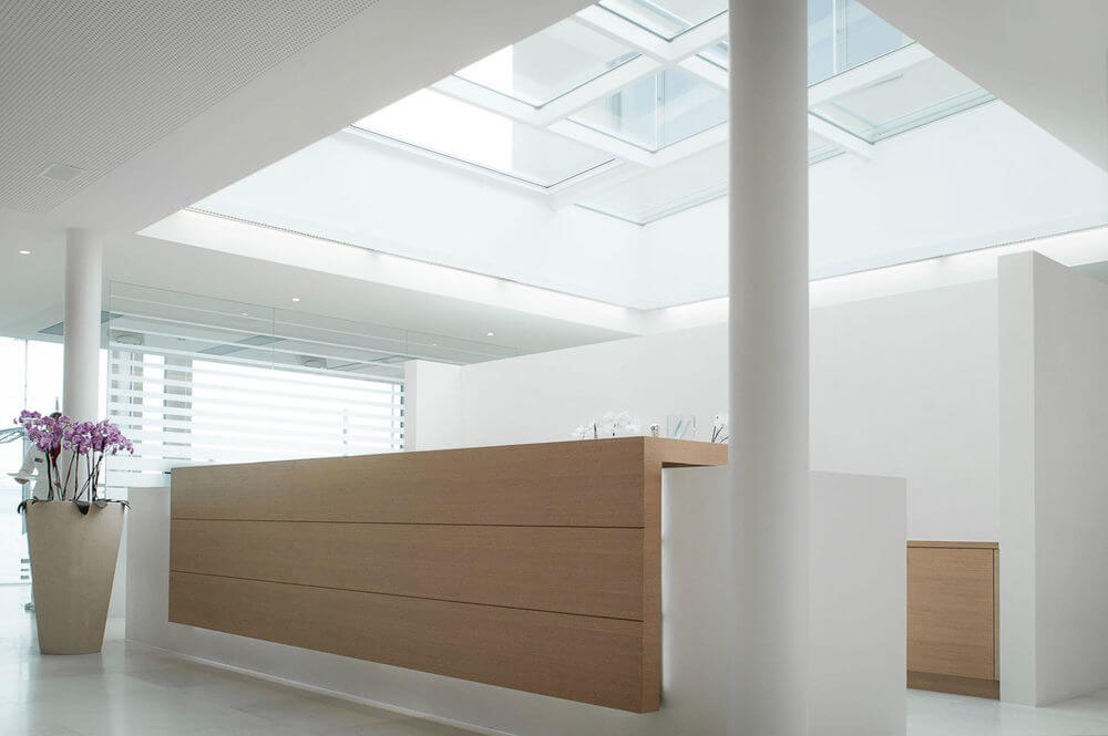 Moderne Architektur bei LAKESIDE KIEFERORTHO am Zürichsee in Wädenswil