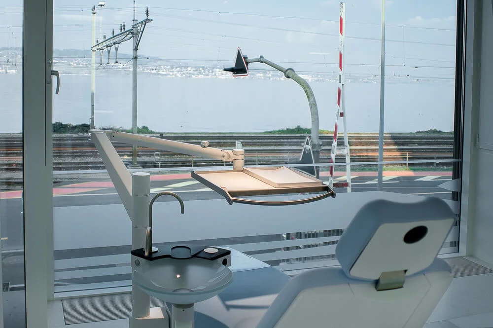 Bei der Praxis LAKESIDE KIEFERORTHO in Wädenswil gestaltet sich jede Behandlung angenehmer mit dem Blick über den Zürichsee.