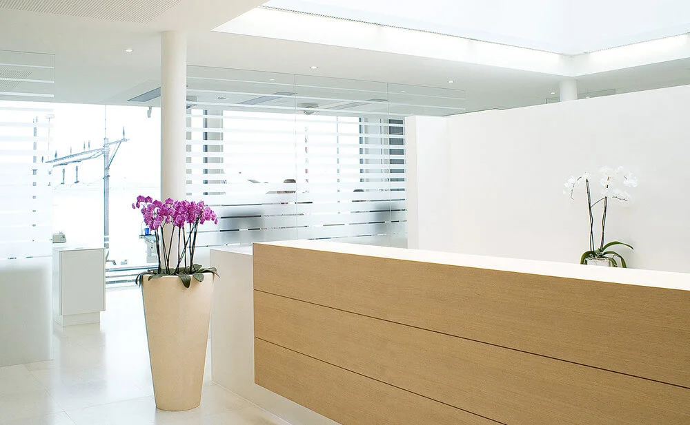 Lakeside-Orthodontics-Kieferortho-Waedenswil-Zurich-Tooth-Profile-Braces-Frontdesk-Patient-Treatment-View-Lake-Zurich.jpg