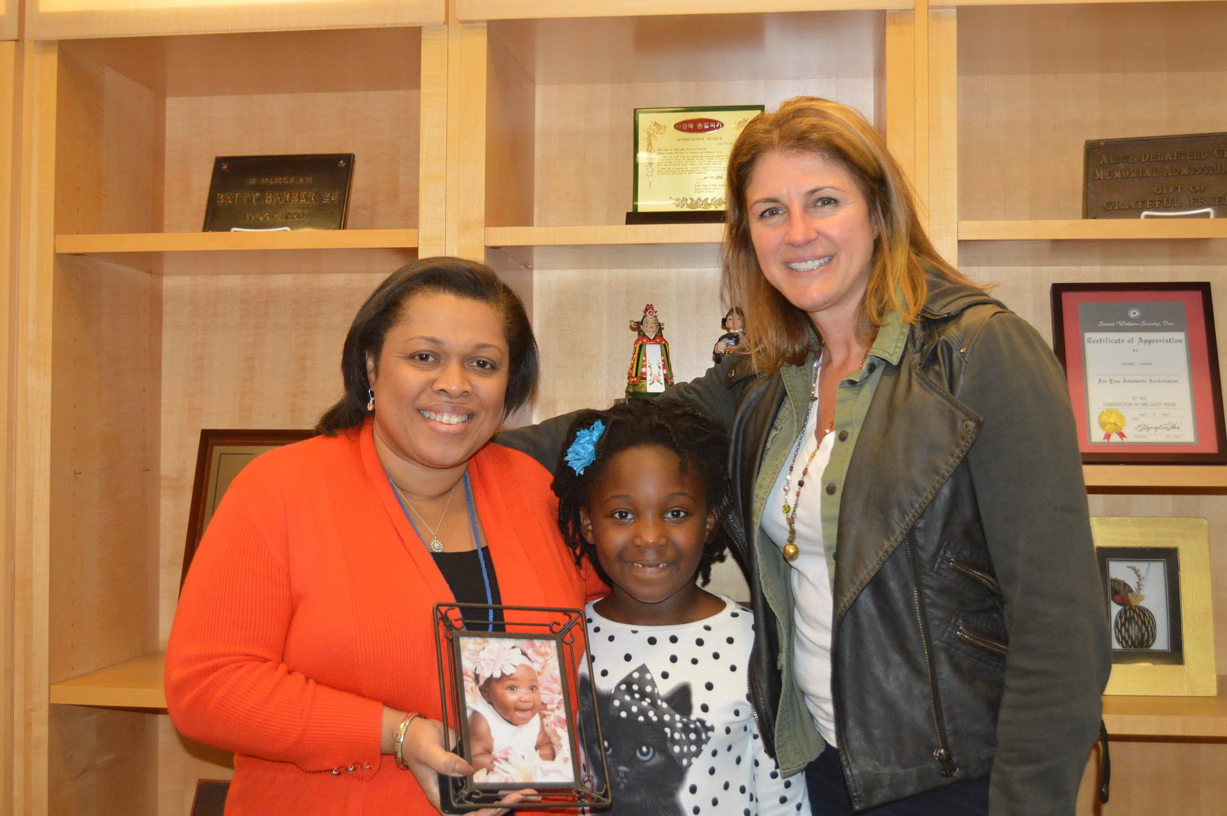 Joie (center) and her Mom Billie (right) with Linda Alexandre (left).