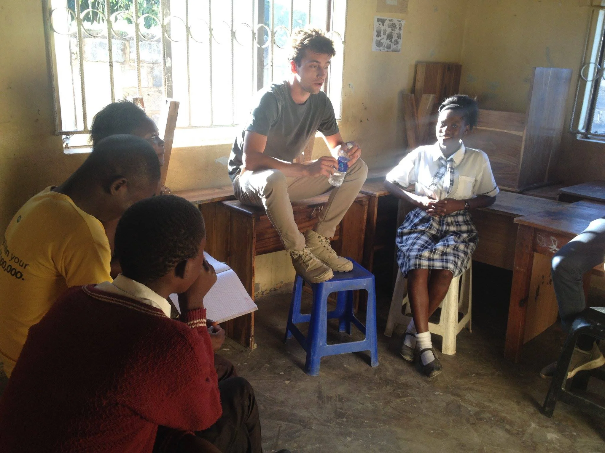 Alexandre facilitates a discussion with a group of students at the youth center.