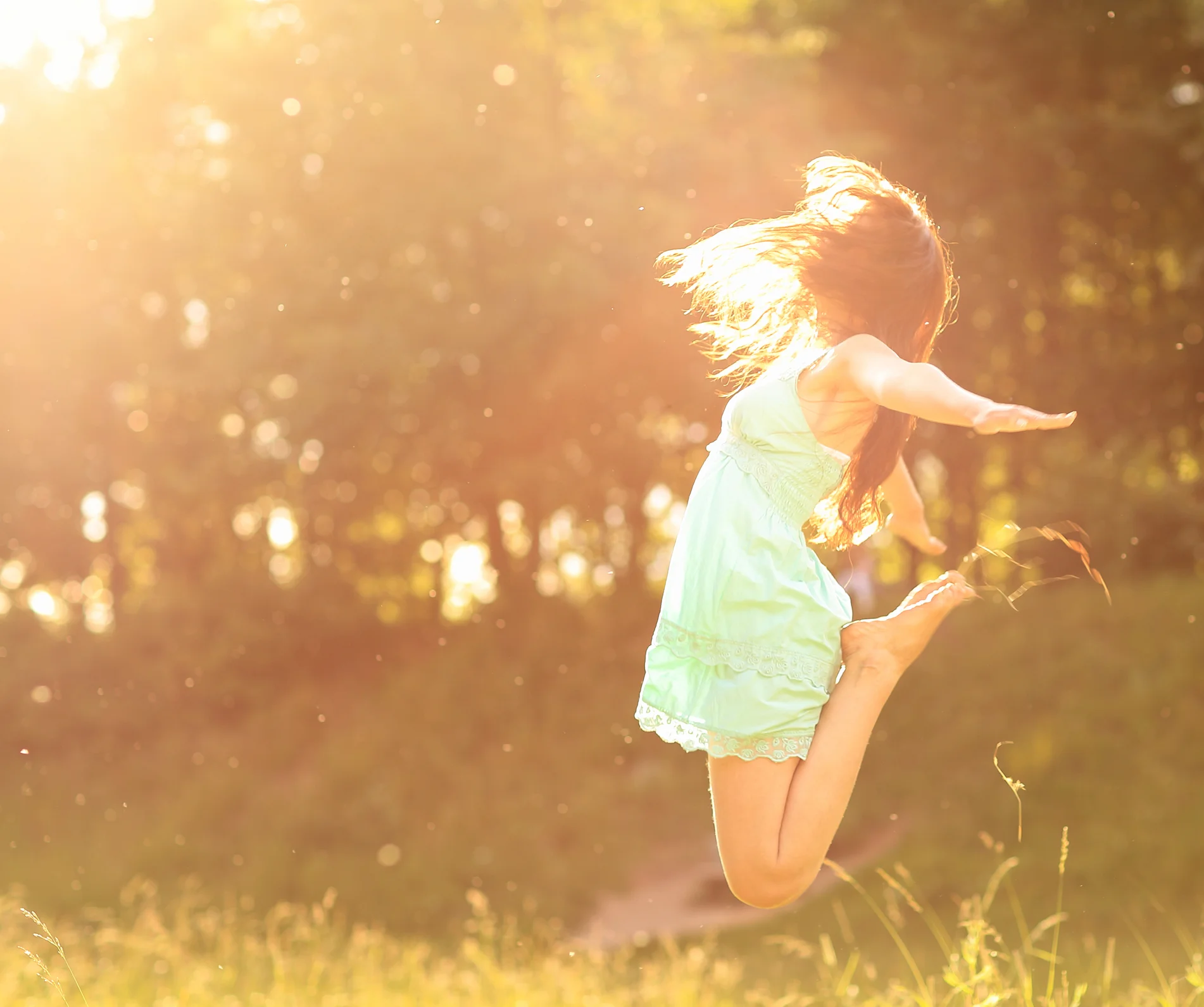 Девочка купается в море. Девушка в лучах солнца. Девушка солнце. Девушка солнце. Купаться в солнечных лучах.