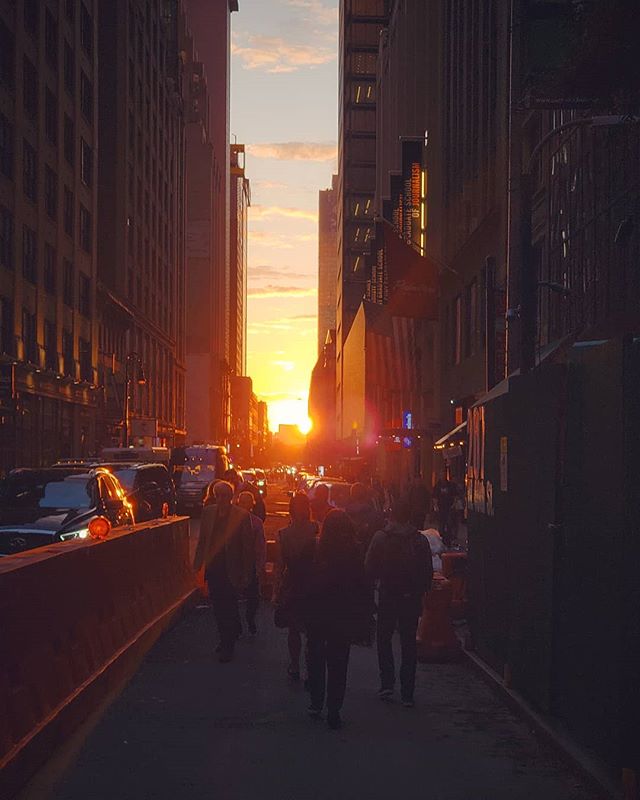 Watching the world end from 40th street.

#nyc #newyork #manhattan #manhattanhenge #sunset #goldenhour #tlpicks #stellerstories #thecreatorclass #icapturedaily #passionpassport #igtravel #natgeotravel
#lonelyplanet #redditphotography
#igmasters #agam